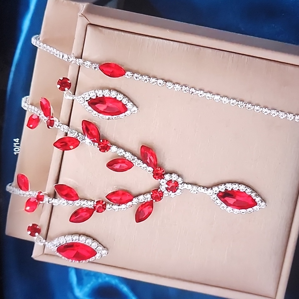 V-Shaped Rhinestone set Red